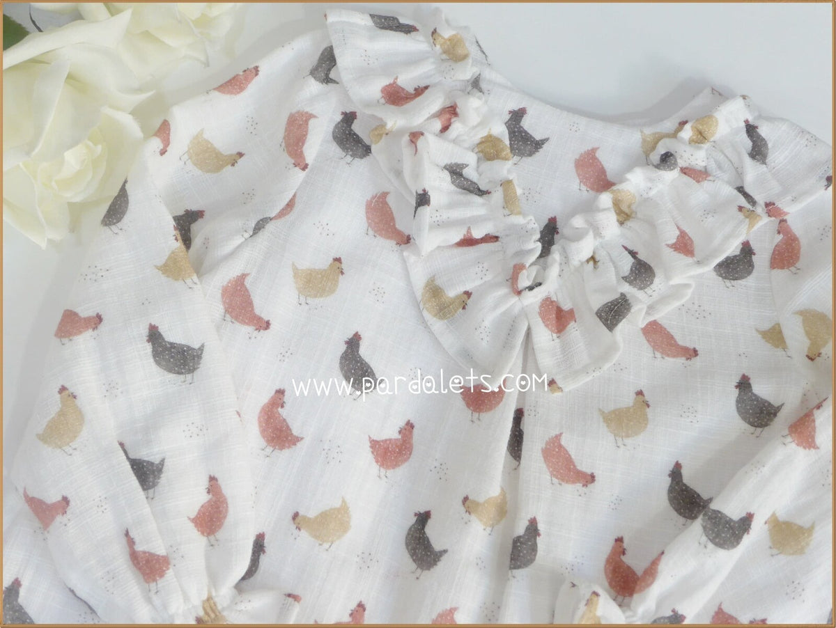 Camisa blanca estampado gallinitas teja