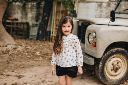 Camisa blanca estampado gallinitas teja