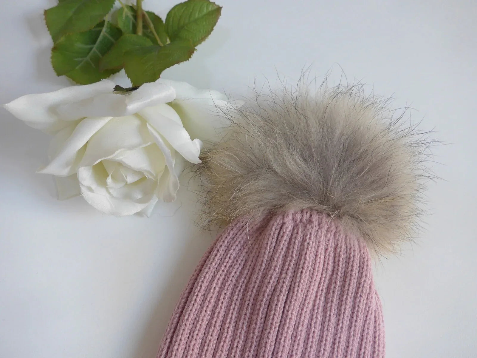 Gorro canale rosa empolvado pompon pelo natural - PARDALETS