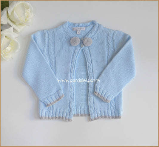 Chaqueta celeste con ochos y 2 pompones grises