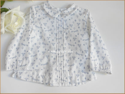 Camisa blanca con ardillas azul empolvado
