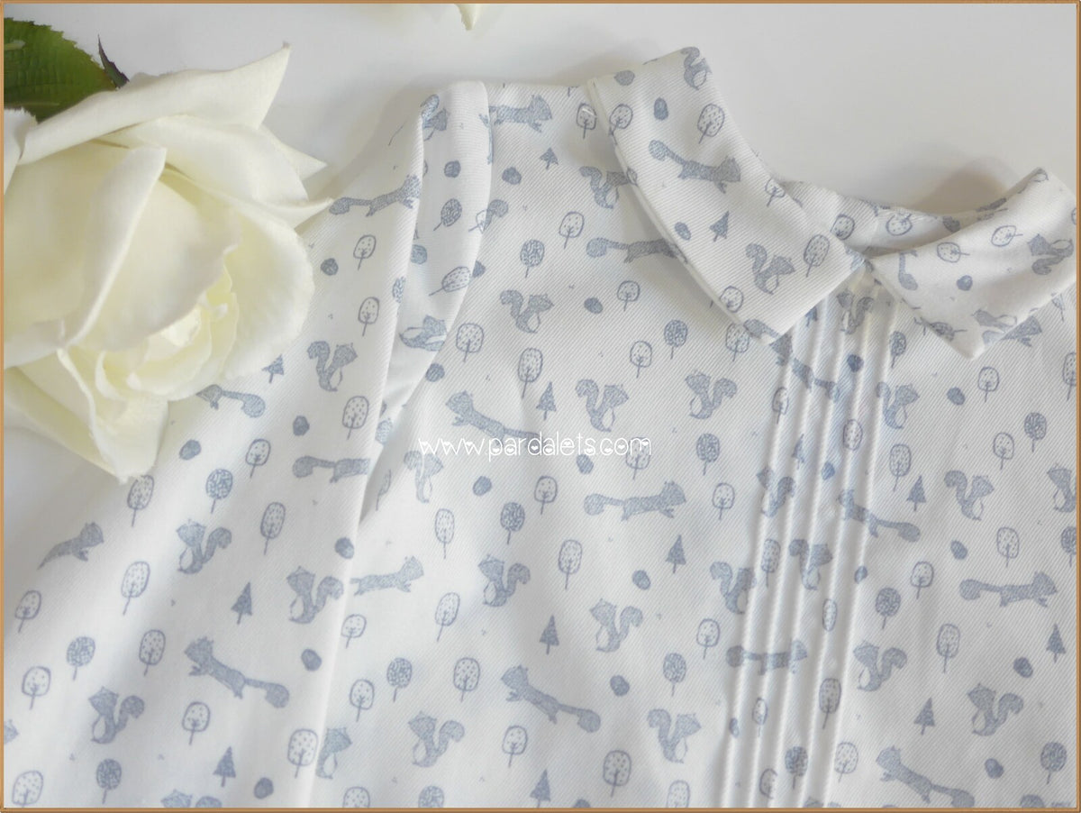 Camisa blanca con ardillas azul empolvado