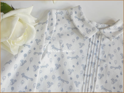 Camisa blanca con ardillas azul empolvado