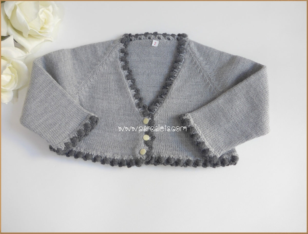 Chaqueta corta gris y remate gris oscuro