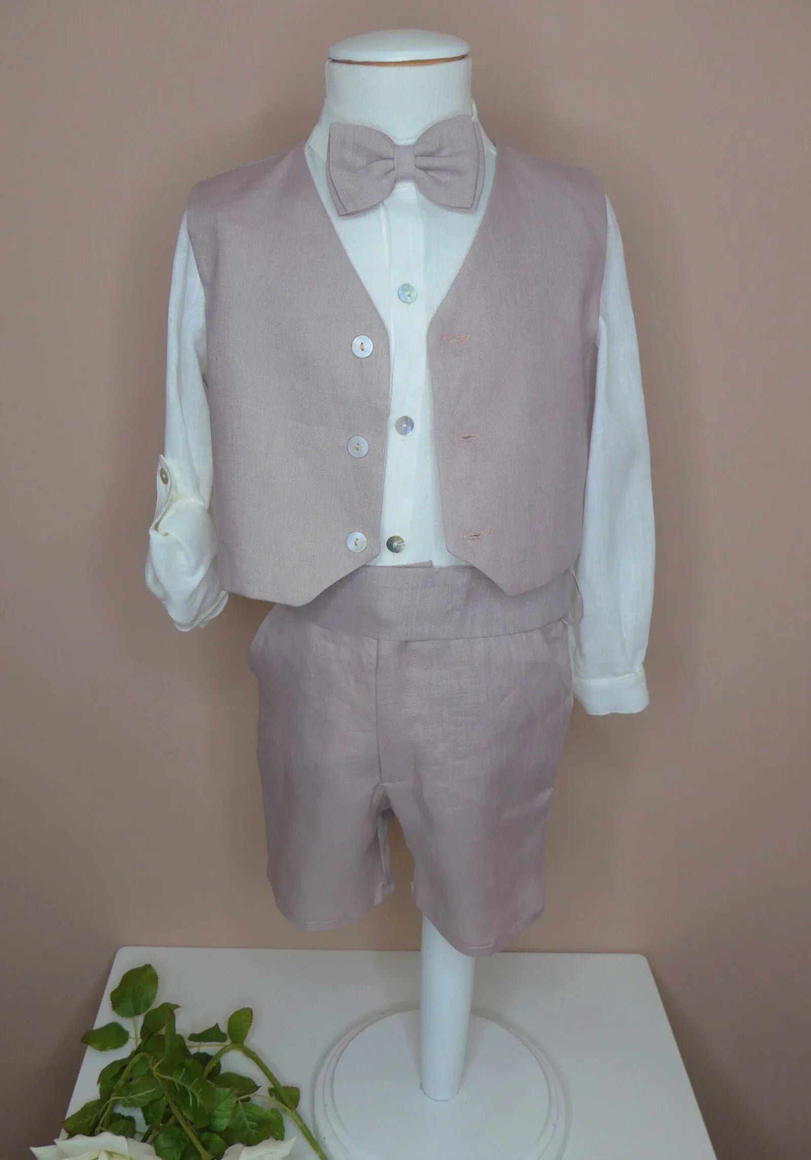 Conjunto camisa lino beig y short lino malva con fajin y pajarita - PARDALETS