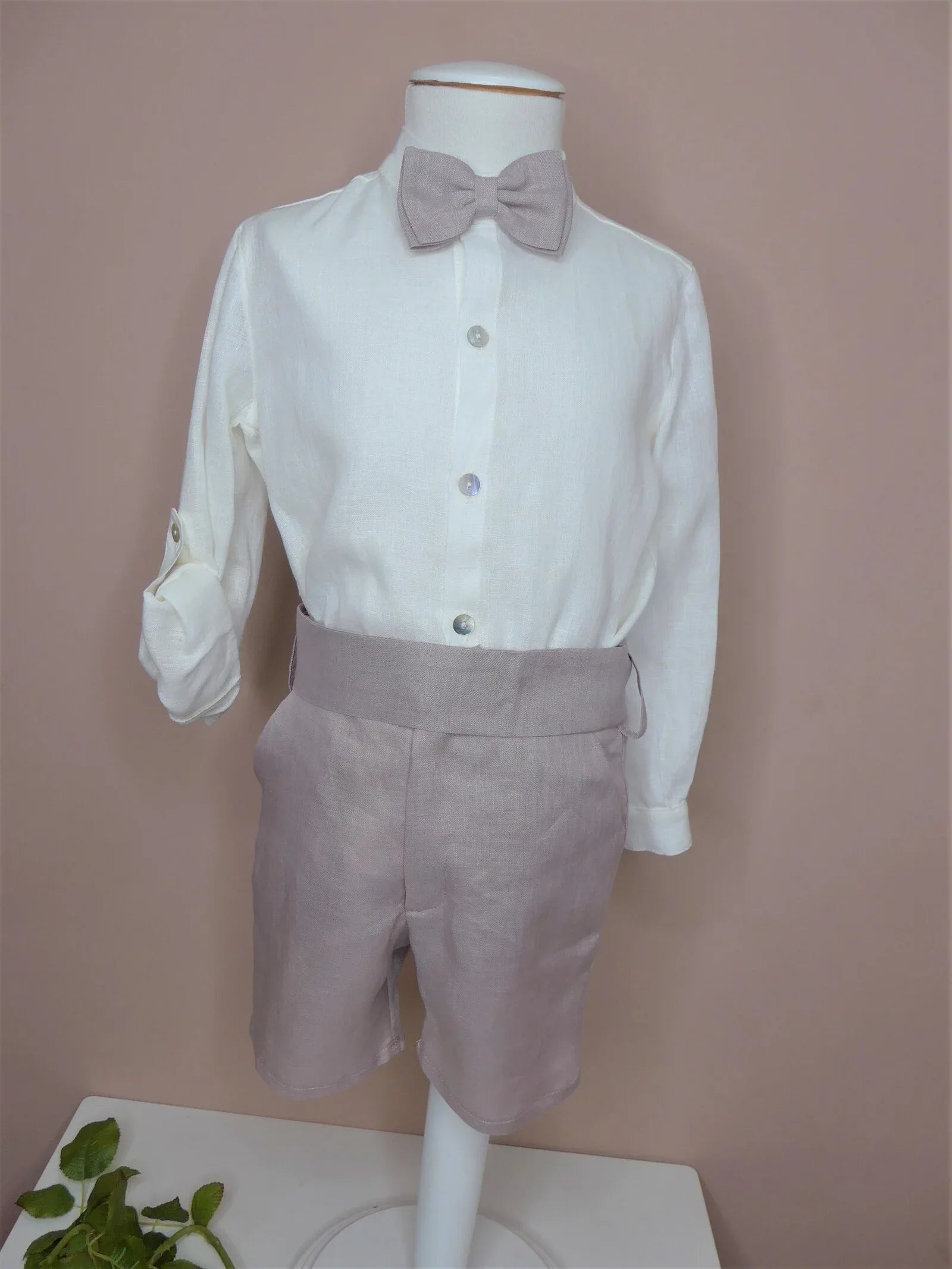 Conjunto camisa lino beig y short lino malva con fajin y pajarita - PARDALETS