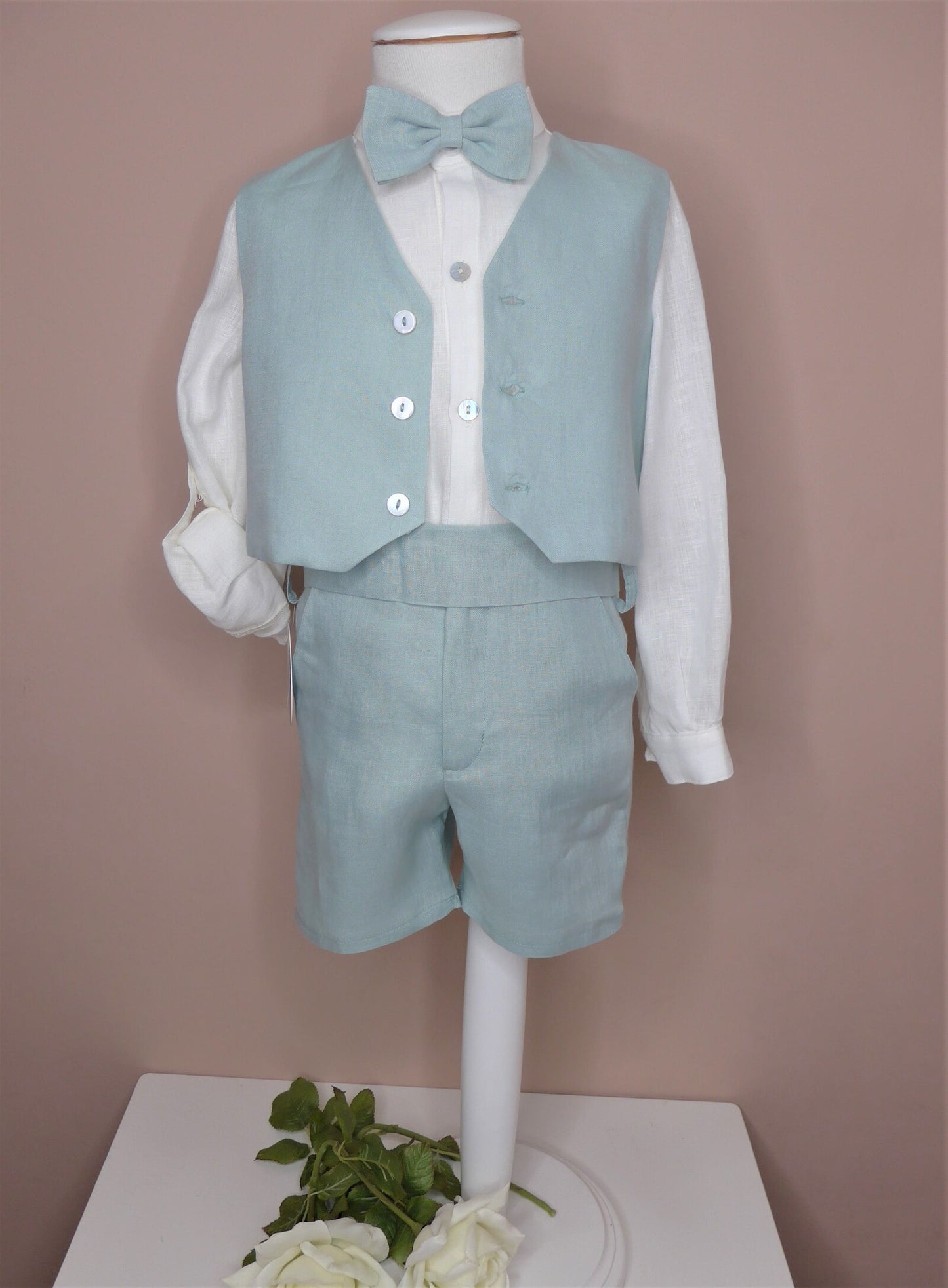 Conjunto camisa lino beig y short lino verde con fajin y pajarita