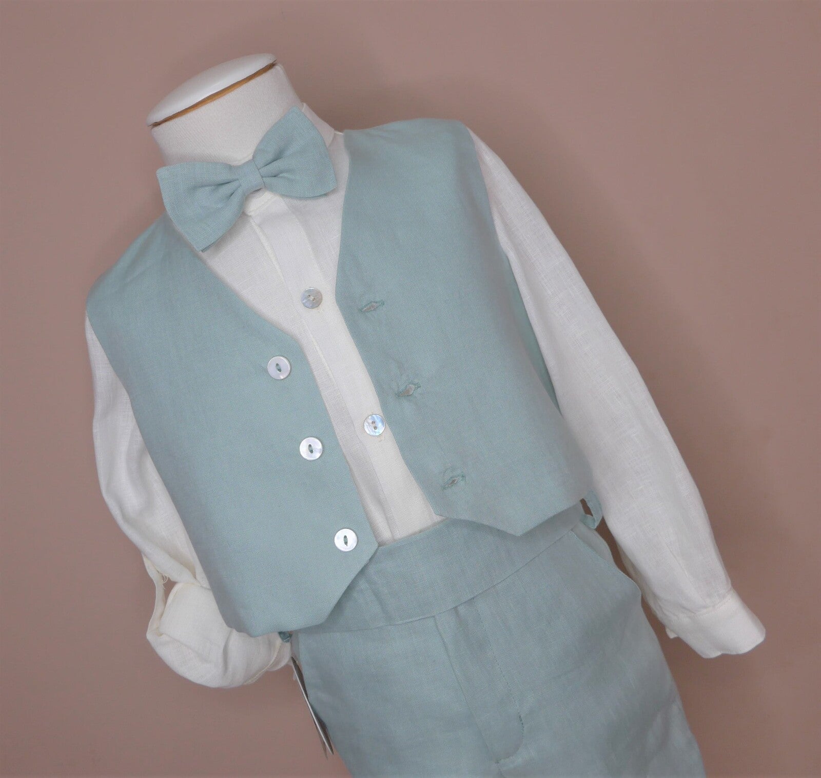 Conjunto camisa lino beig y short lino verde con fajin y pajarita