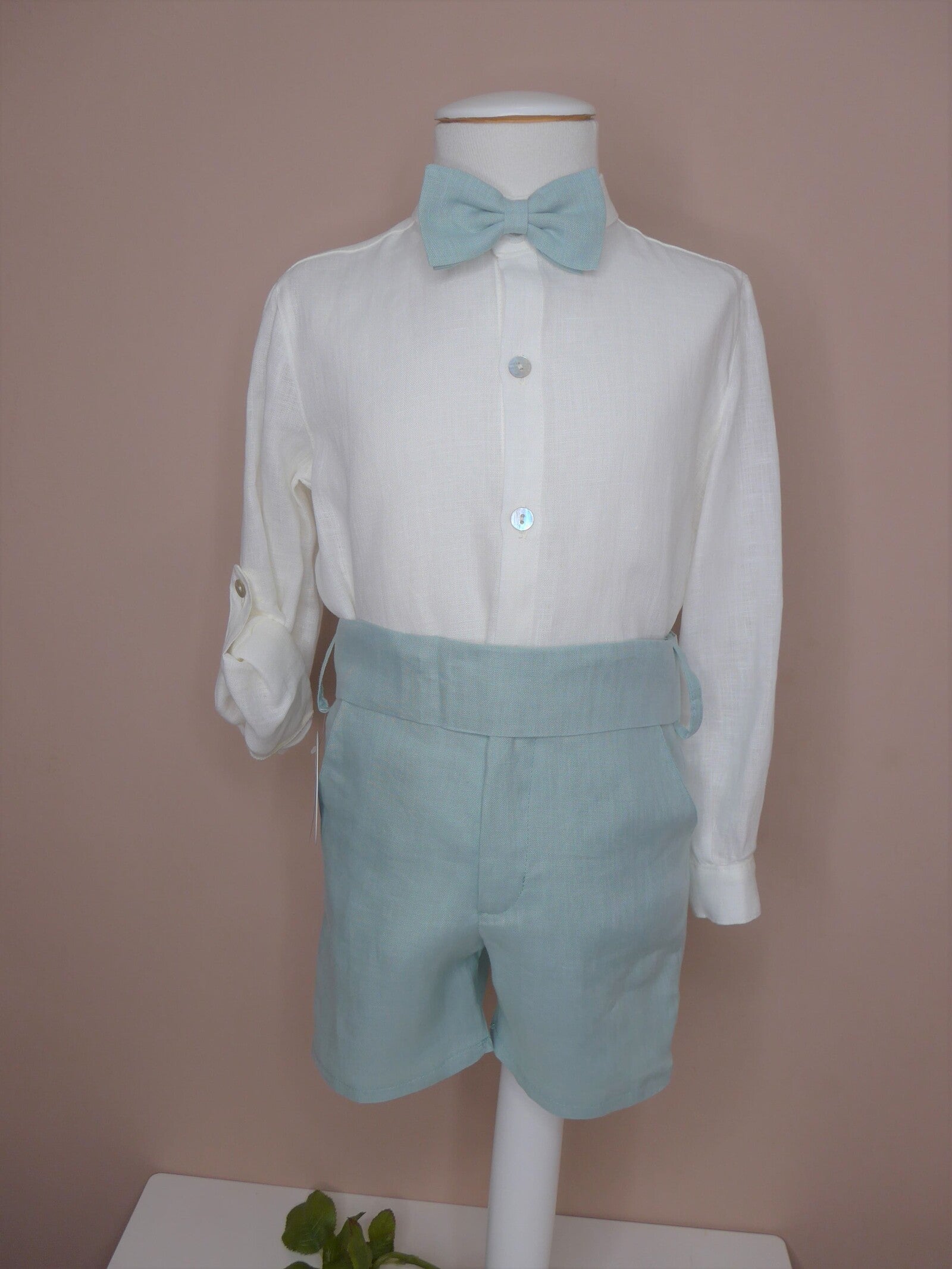 Conjunto camisa lino beig y short lino verde con fajin y pajarita