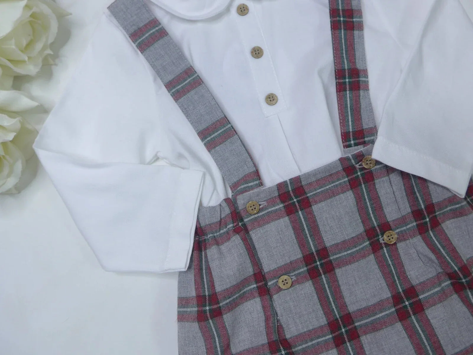 Peto a cuadros con camisa blanca - PARDALETS