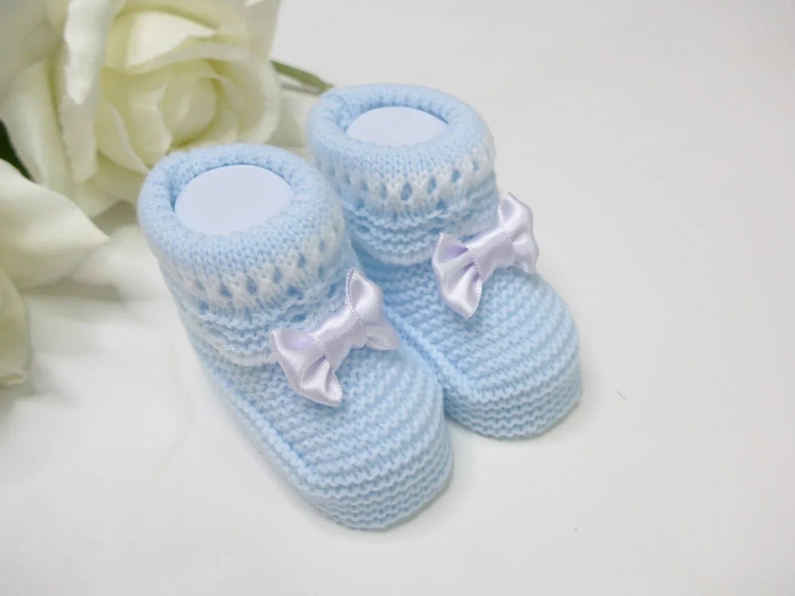 Patucos azul celeste con lazito de lana - PARDALETS
