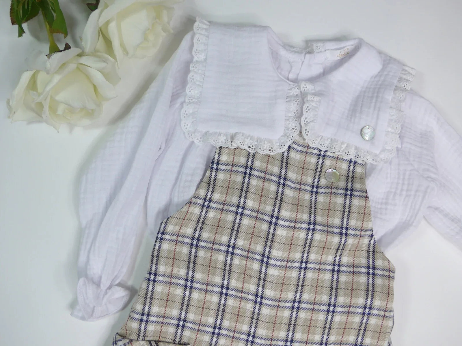 Mono cuadros beig y blusa blanca - PARDALETS