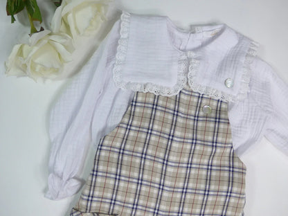 Mono cuadros beig y blusa blanca - PARDALETS