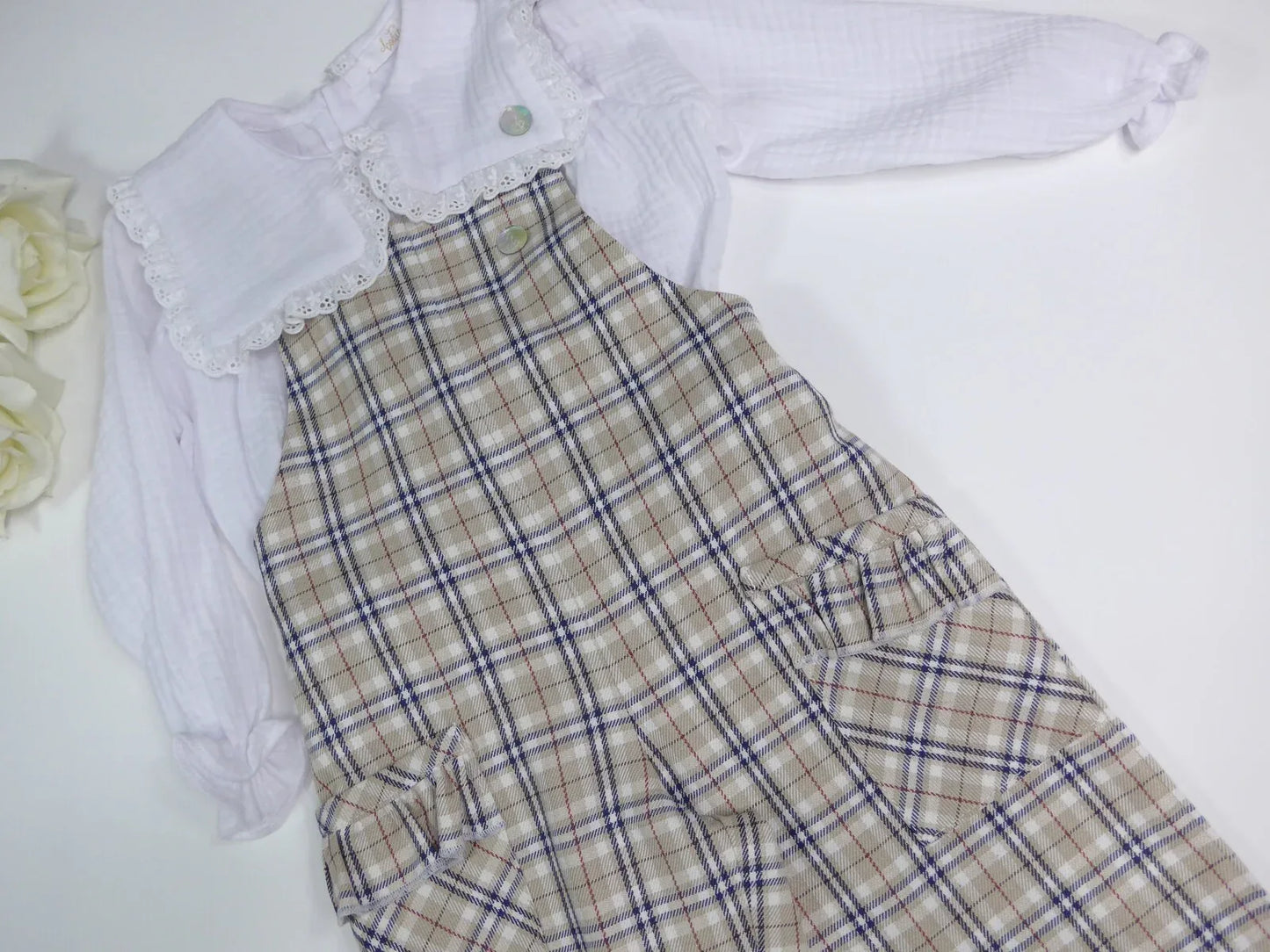 Mono cuadros beig y blusa blanca - PARDALETS