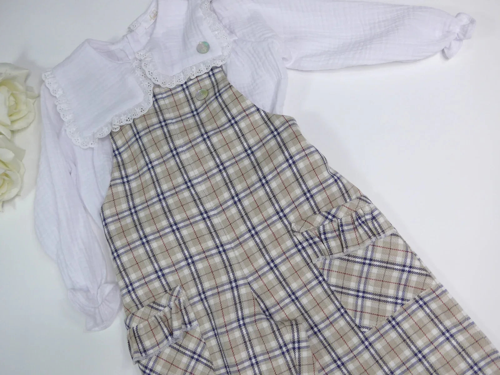 Mono cuadros beig y blusa blanca - PARDALETS