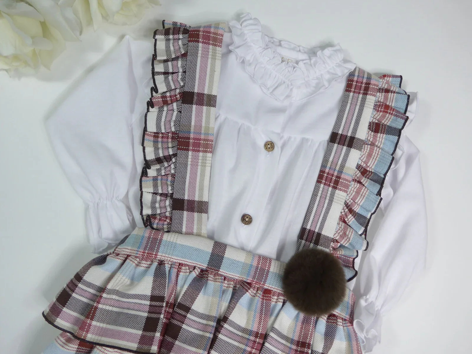 Conjunto braguita volantes con tirantes y camiseta blanca - PARDALETS