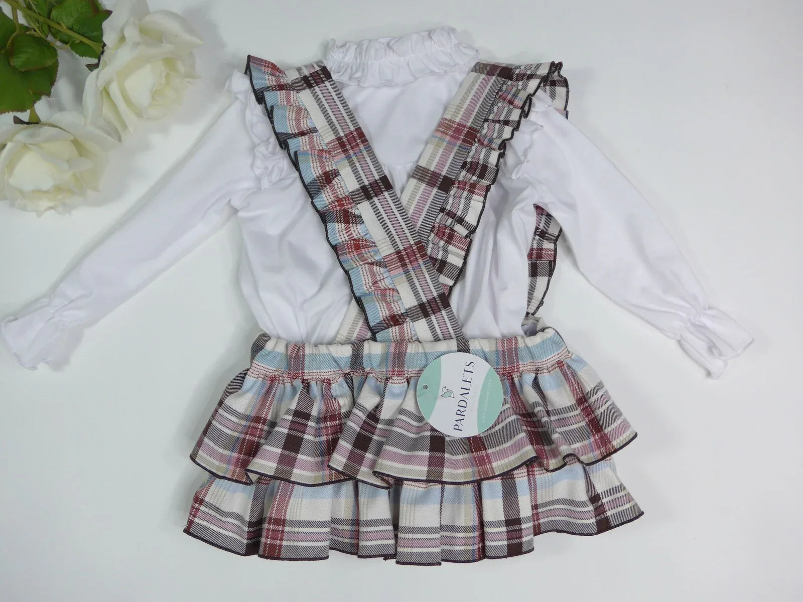 Conjunto braguita volantes con tirantes y camiseta blanca - PARDALETS