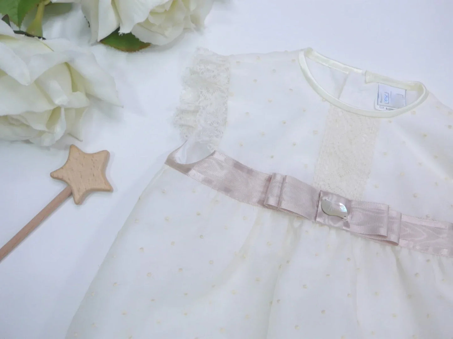 Pelele organza beige bordada cinta de raso tostada - PARDALETS