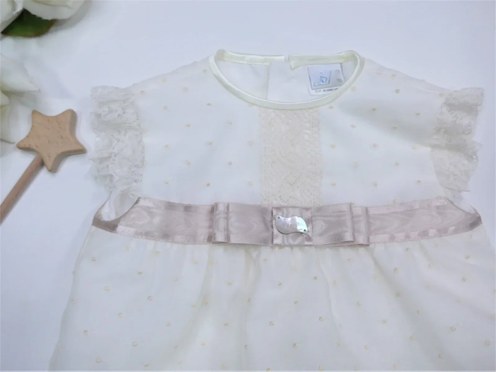 Pelele organza beige bordada cinta de raso tostada - PARDALETS