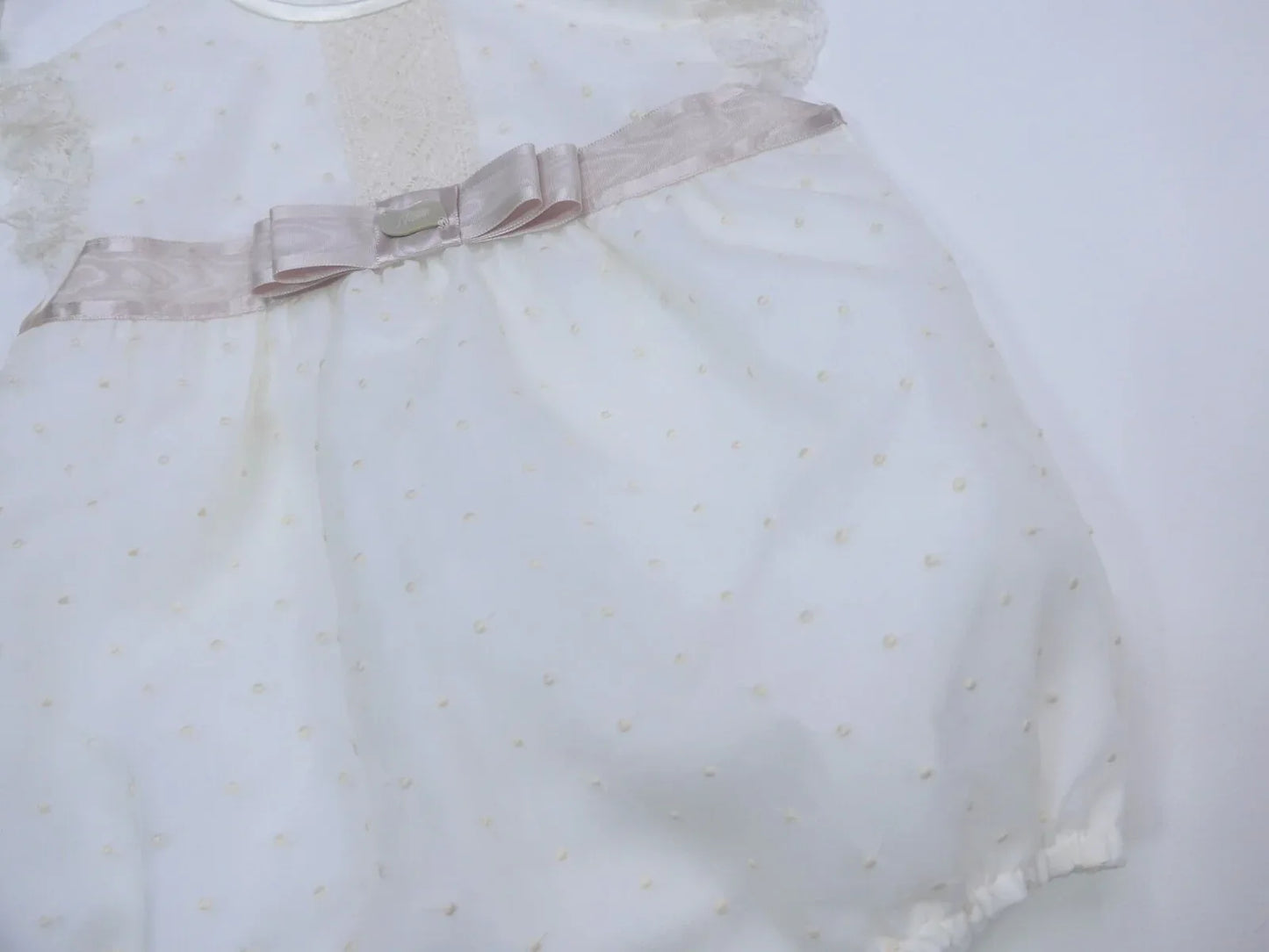 Pelele organza beige bordada cinta de raso tostada - PARDALETS