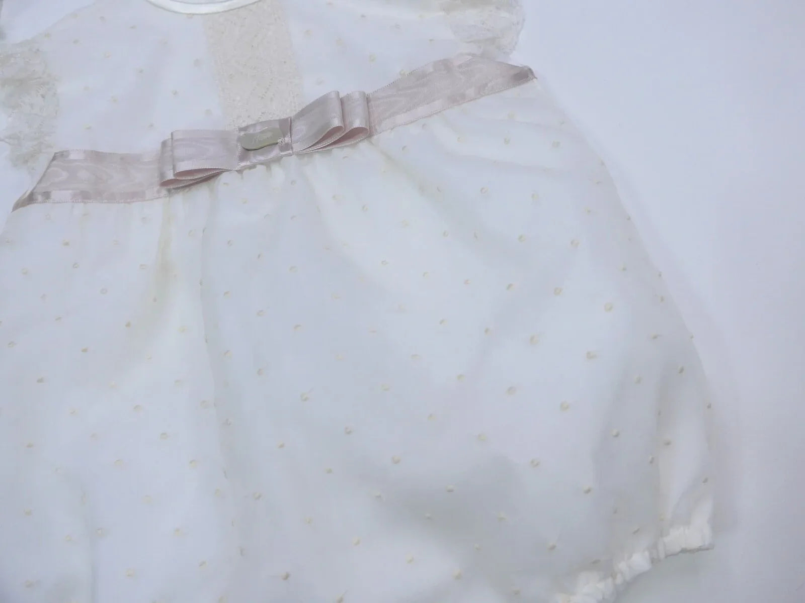 Pelele organza beige bordada cinta de raso tostada - PARDALETS