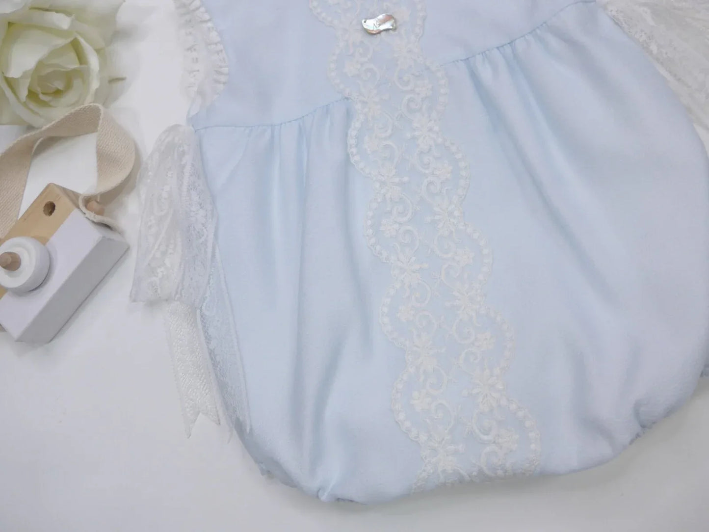 Pelele azul bebé con puntilla blanca - PARDALETS