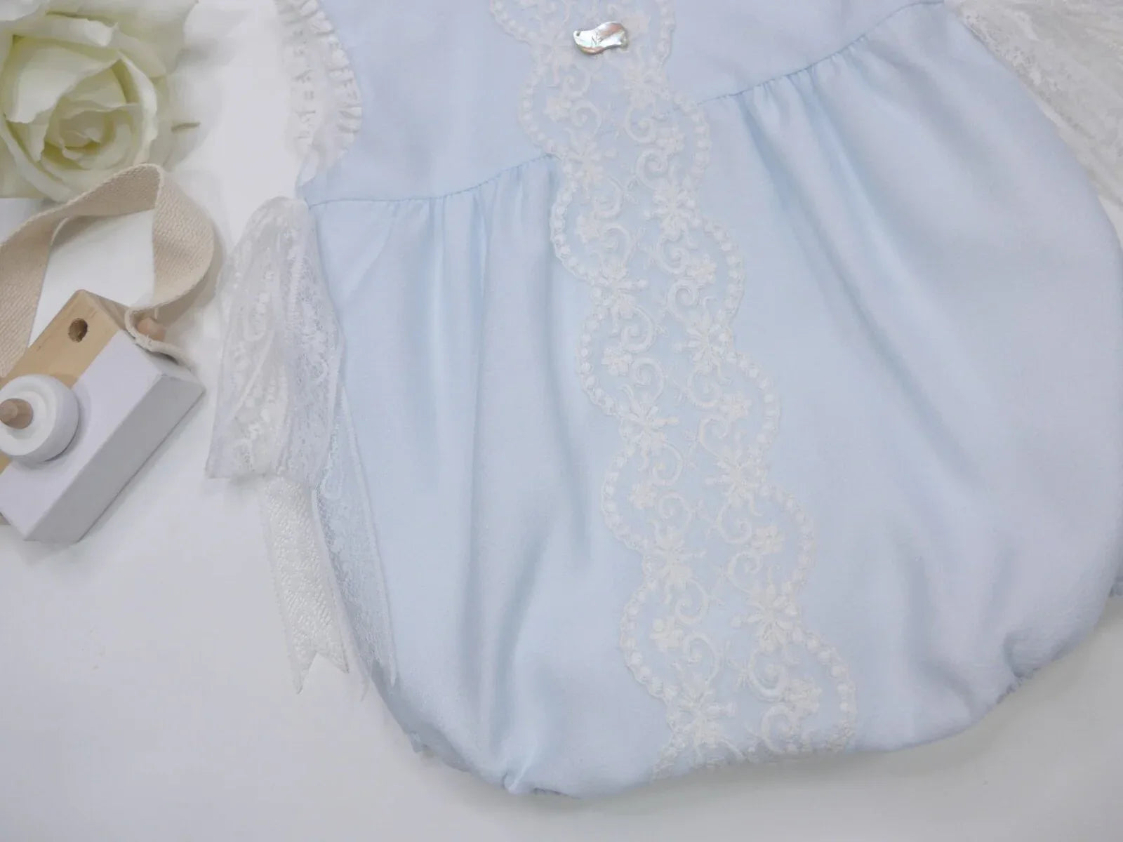 Pelele azul bebé con puntilla blanca - PARDALETS