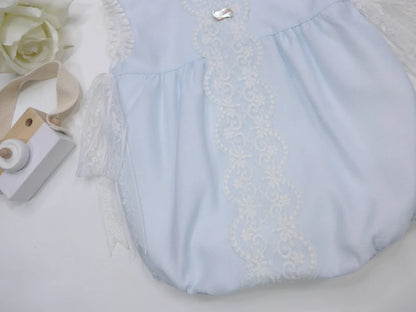 Pelele azul bebé con puntilla blanca - PARDALETS