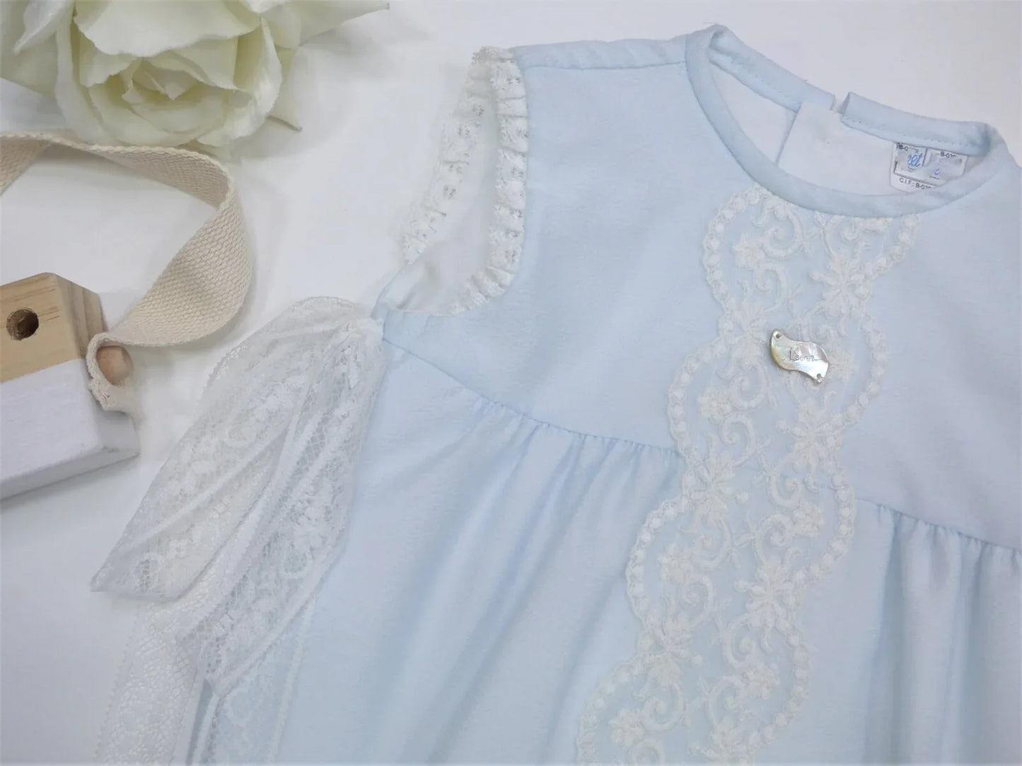 Pelele azul bebé con puntilla blanca - PARDALETS