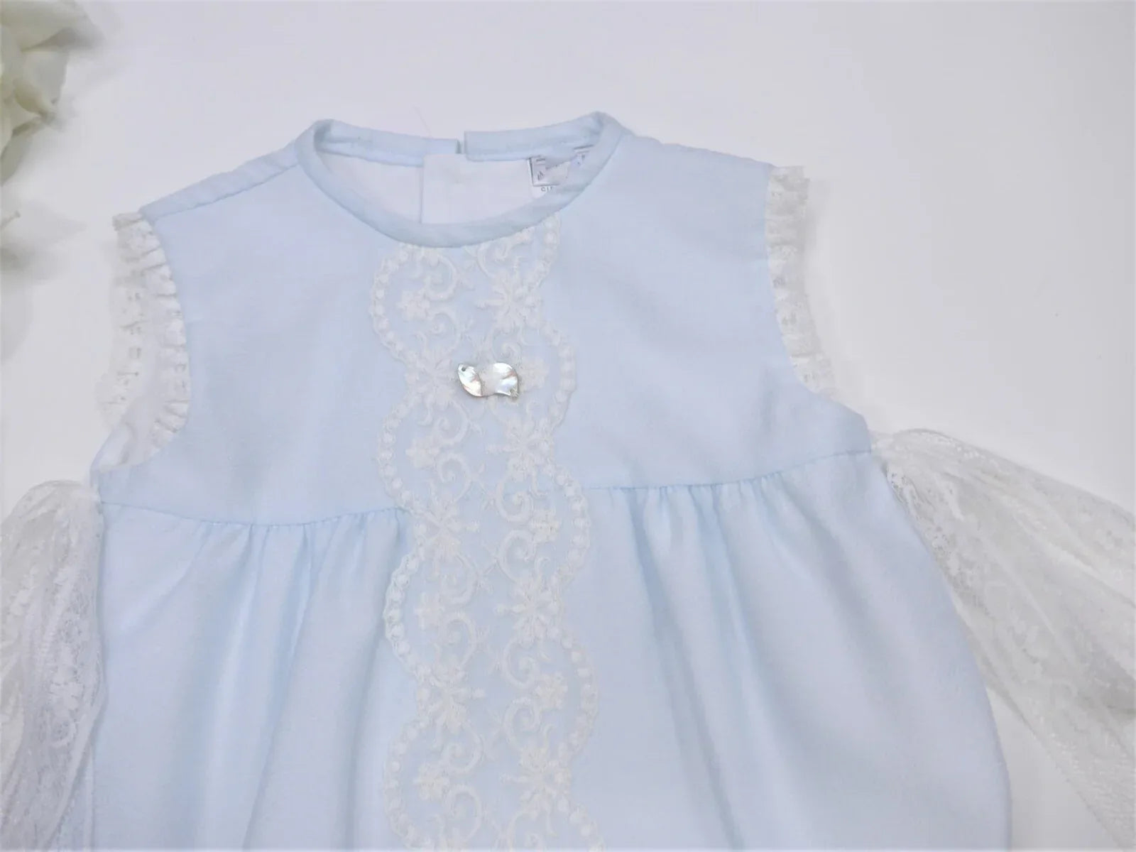 Pelele azul bebé con puntilla blanca - PARDALETS