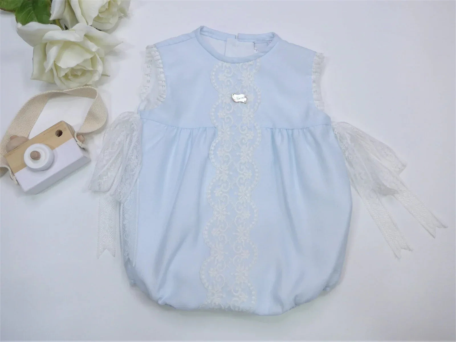 Pelele azul bebé con puntilla blanca - PARDALETS