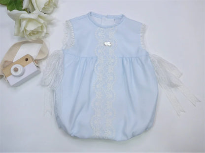 Pelele azul bebé con puntilla blanca - PARDALETS