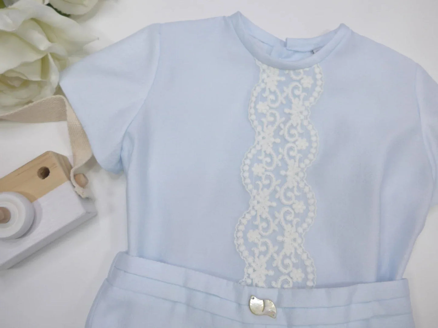 Conjunto camisa y short azul bebé con puntilla - PARDALETS