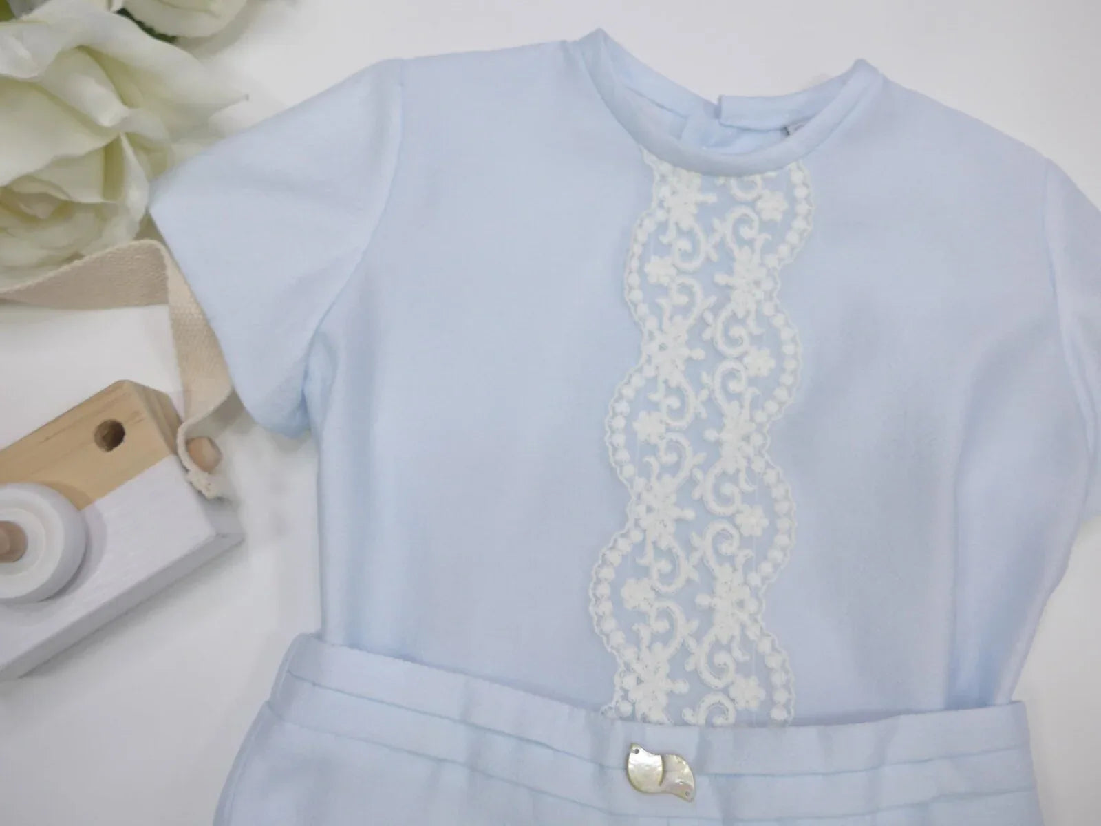 Conjunto camisa y short azul bebé con puntilla - PARDALETS