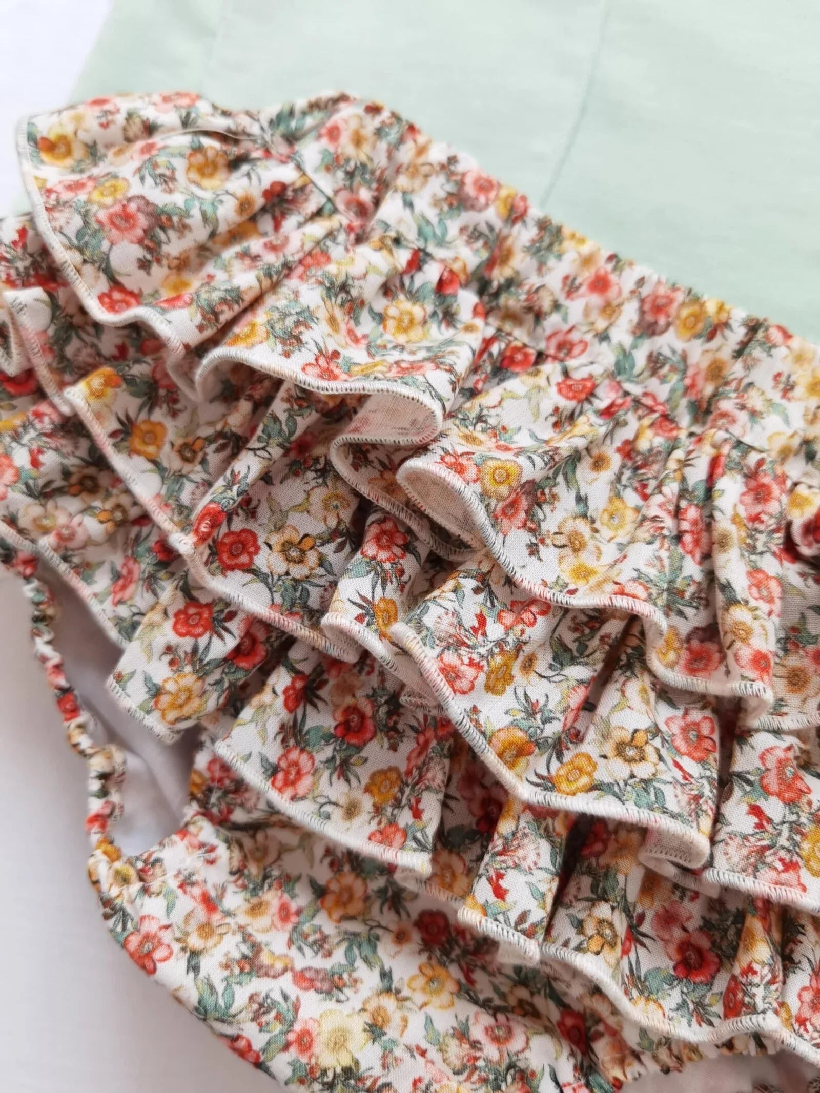 Braguita con volantes estampado de flores - PARDALETS