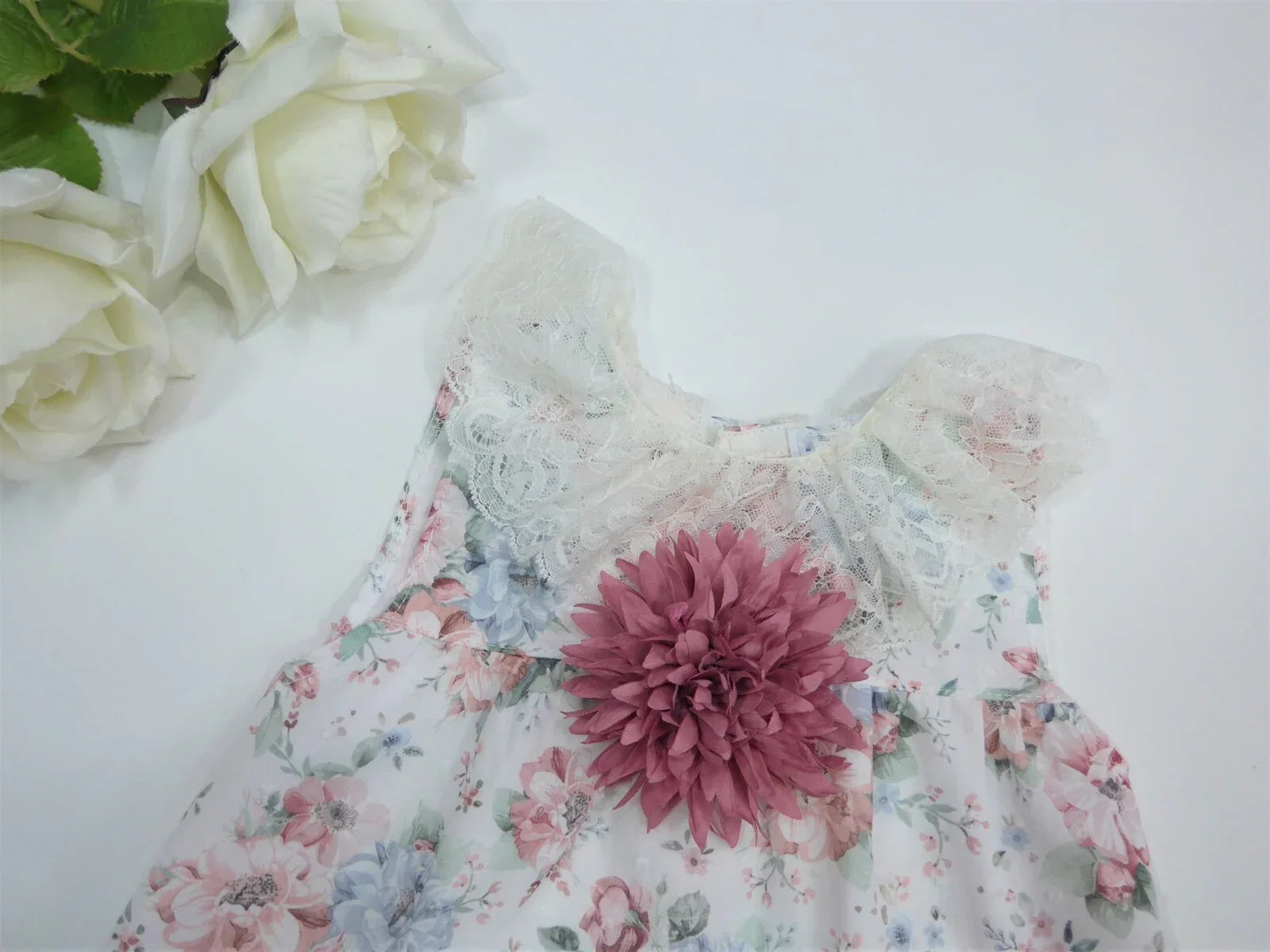 Vestido plumeti estampado flores con cuello de puntilla y pompón - PARDALETS