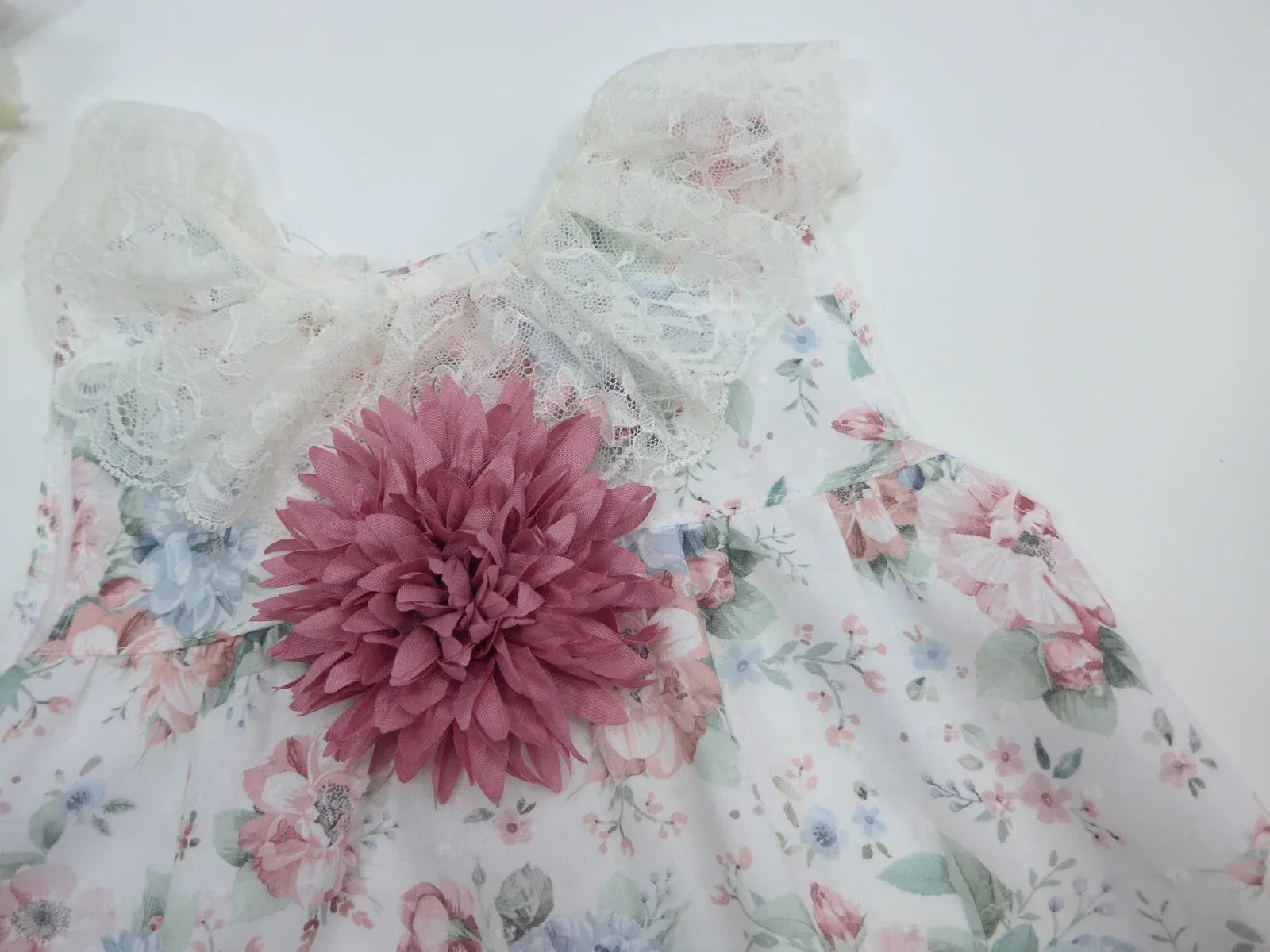 Vestido plumeti estampado flores con cuello de puntilla y pompón - PARDALETS