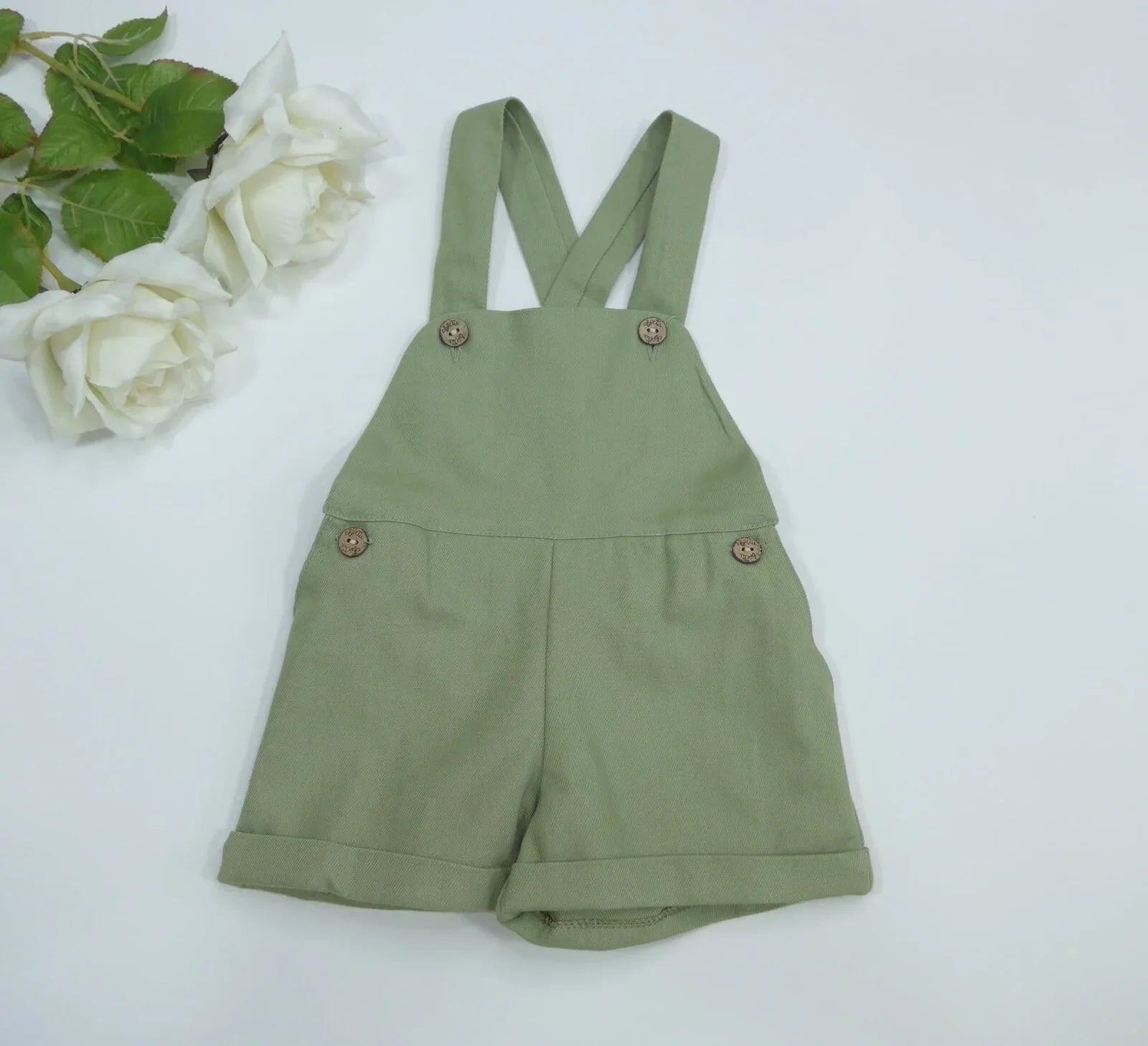 Peto verde oliva con botoncitos y bolsillos - PARDALETS