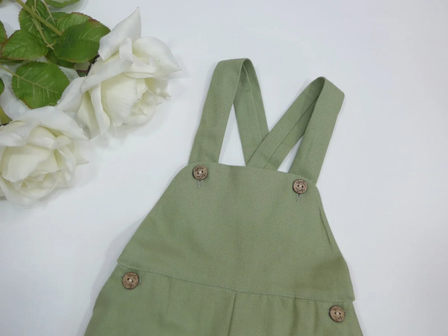 Peto verde oliva con botoncitos y bolsillos - PARDALETS