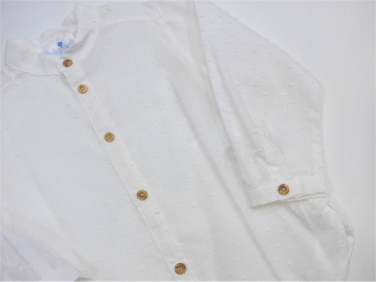 Camisa plumeti blanco roto cuello maho y botoncitos madera