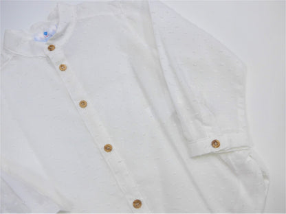 Camisa plumeti blanco roto cuello maho y botoncitos madera