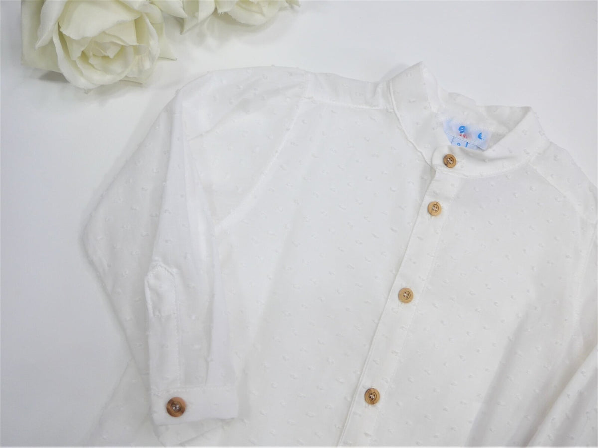 Camisa plumeti blanco roto cuello maho y botoncitos madera
