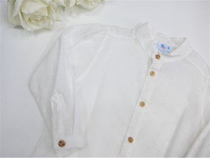 Camisa plumeti blanco roto cuello maho y botoncitos madera