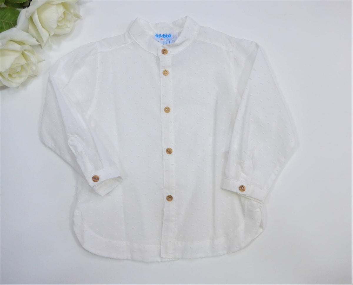 Camisa plumeti blanco roto cuello maho y botoncitos madera