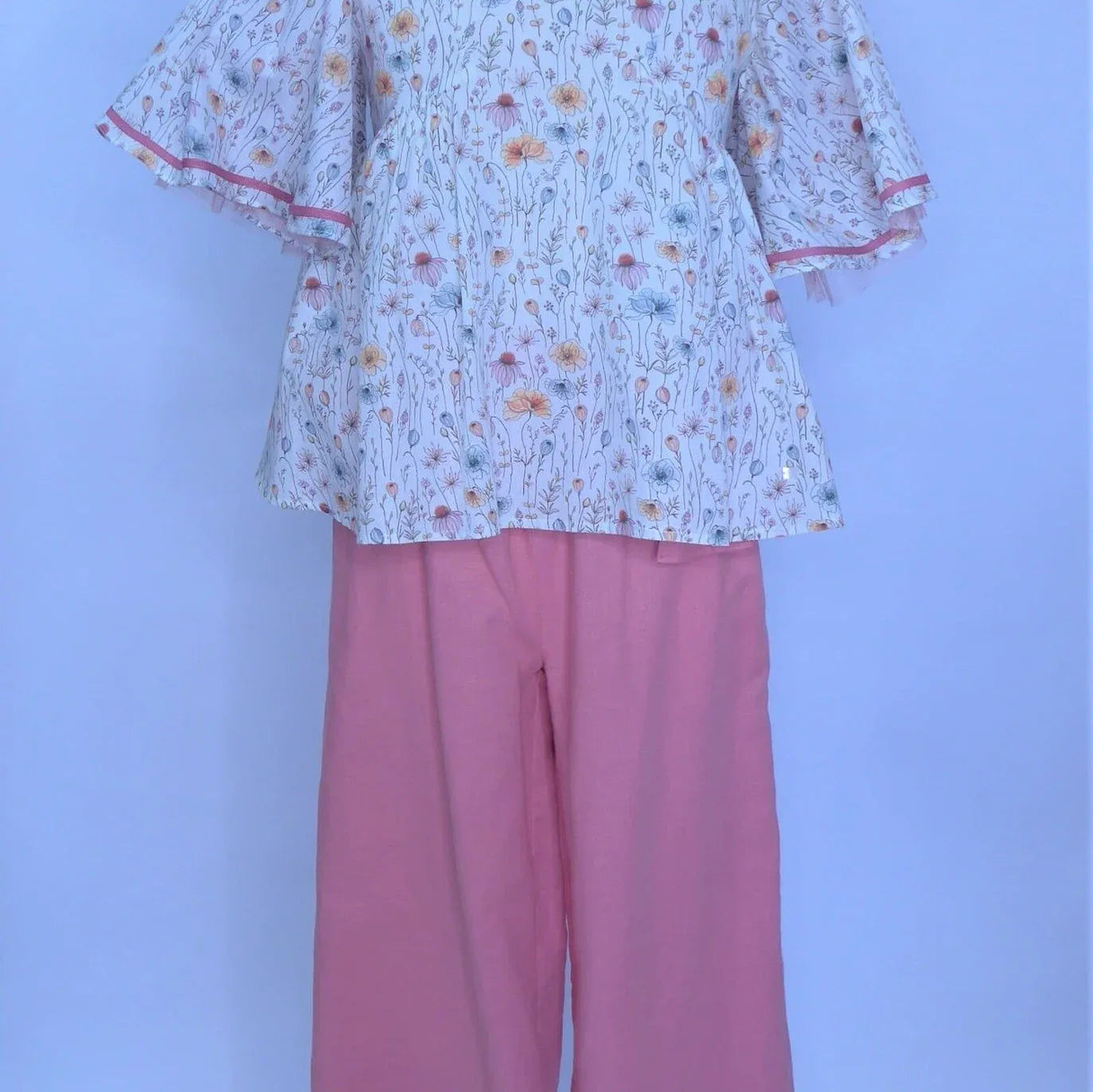 Conjunto blusa flores rosas y pantalon largo grosella "Desierto" - PARDALETS