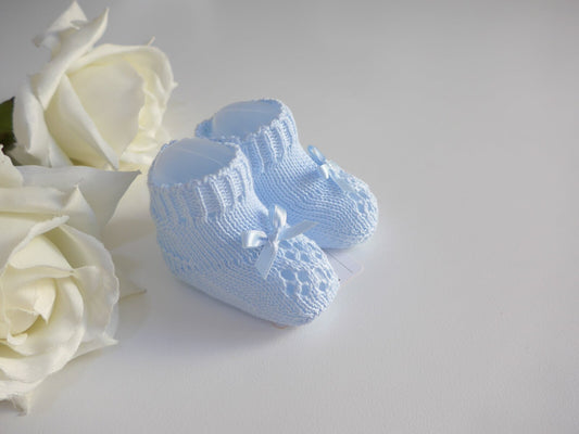 Patucos punto azul bebé con calados y lacito