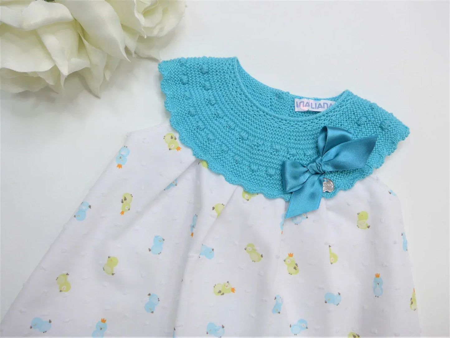 Vestido cuerpo punto turquesa y faldita estampado pollitos - PARDALETS