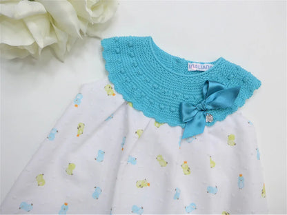 Vestido cuerpo punto turquesa y faldita estampado pollitos - PARDALETS