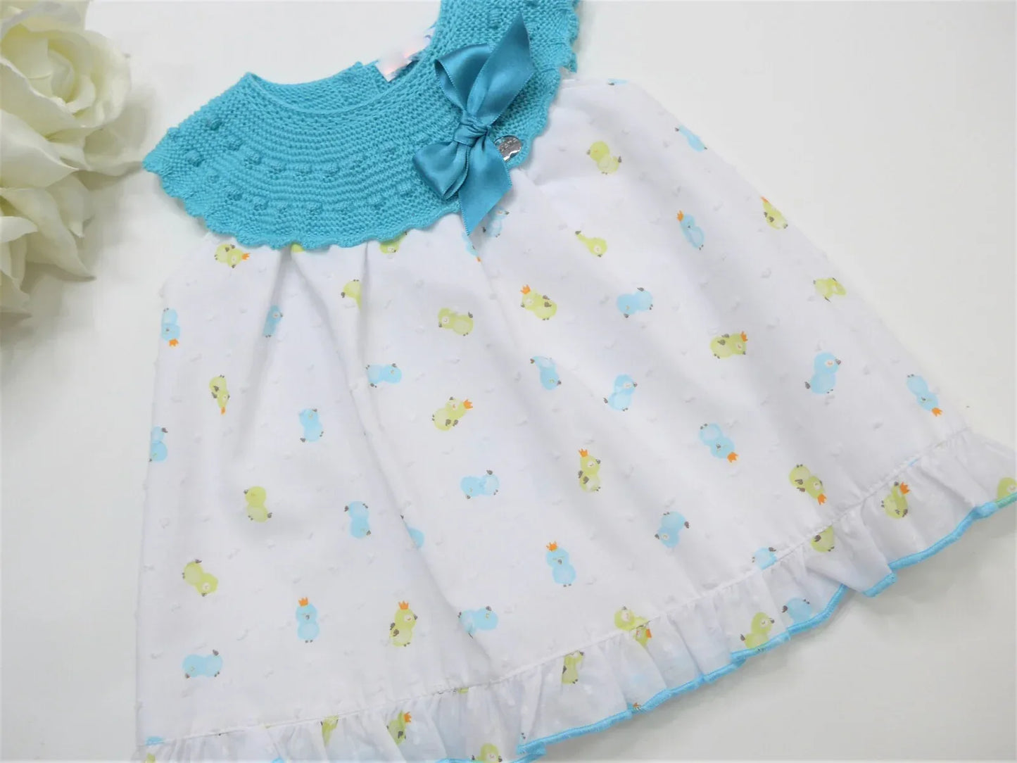 Vestido cuerpo punto turquesa y faldita estampado pollitos - PARDALETS