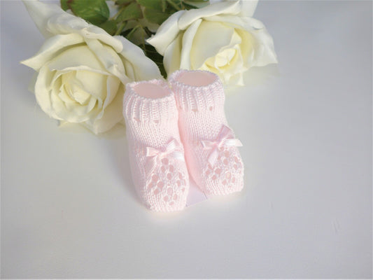 Patucos punto rosa caladitos con lazito